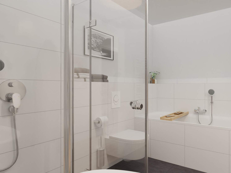 Modern gefliestes Badezimmer mit bodengleicher Dusche